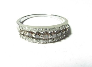 ANILLO/BANDA ORO BLANCO MACIZO 10K CON COÑAC Y DIAMANTES NATURALES BLANCOS