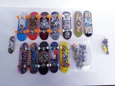 Spin Master TECH DECK Lot Of 13 Finger Boards and Parts 