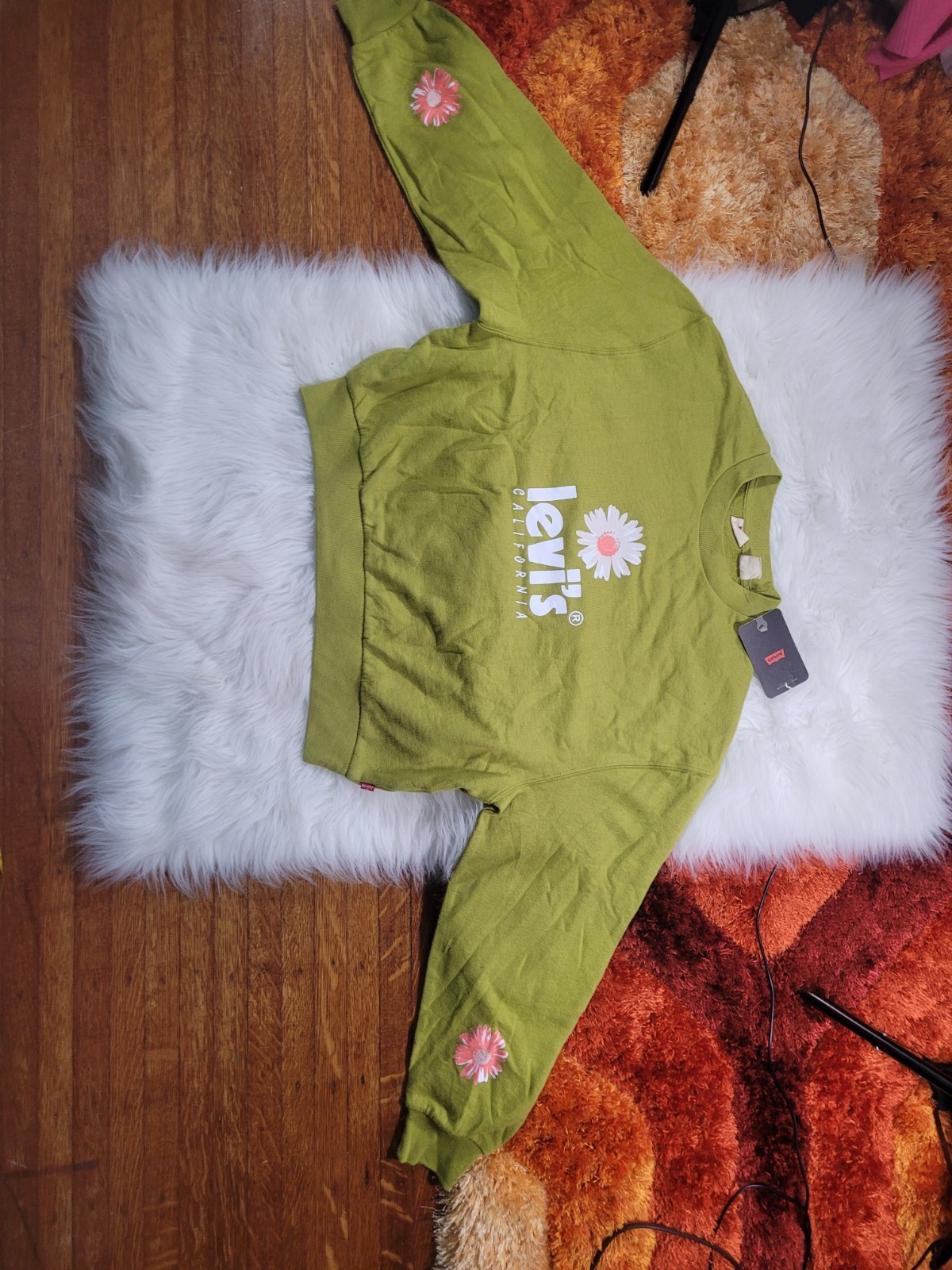 Junior’s Levi’s Green w/ Pink Flower Cropped Crewneck Sweatshirt SZ XS OVERSIZED image 2