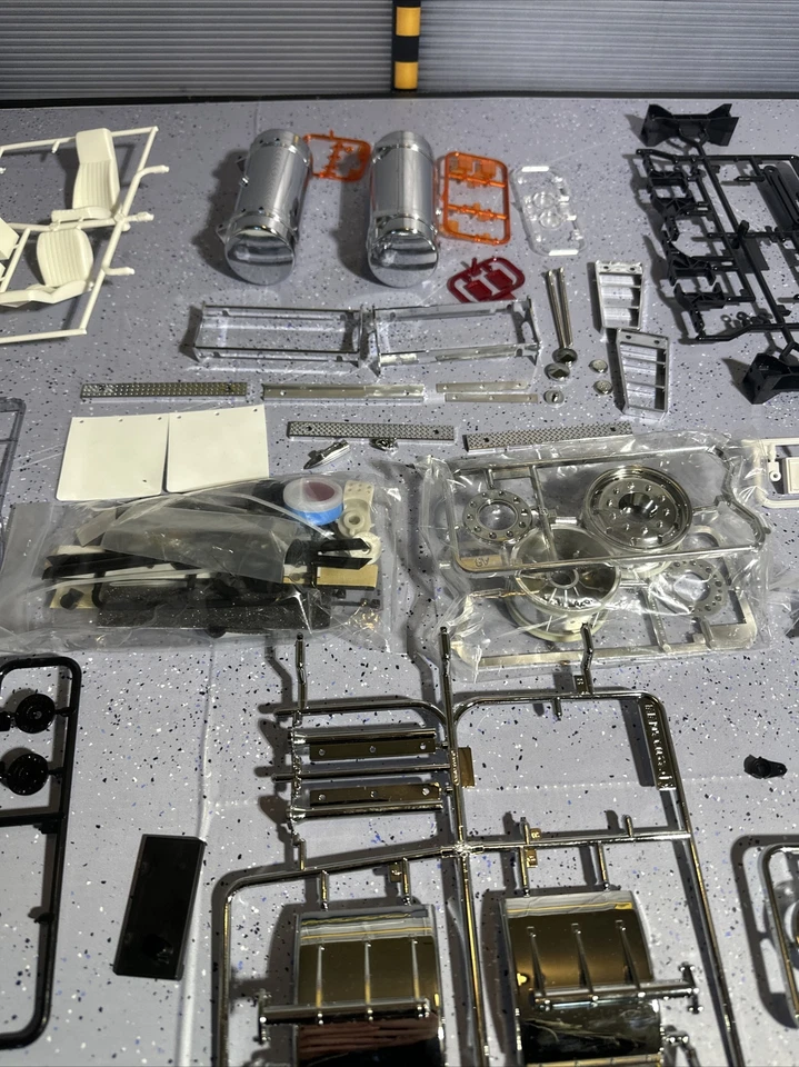 1/14 Tamiya Grand King Globe Knight hauler FH16 Wrecker Spare Parts Lot - Image 4 of 4