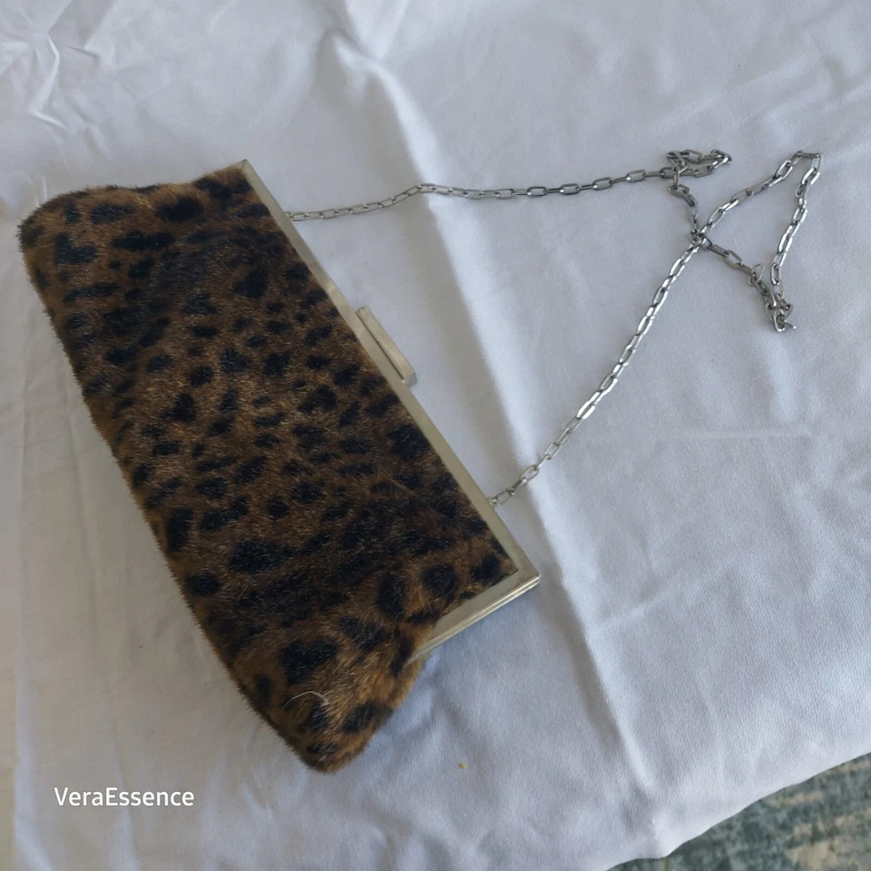 Bolso sin asas Dennis By Dennis Basso de piel sintética con estampado de guepardo correa de cadena de colección Foto 4 de 4