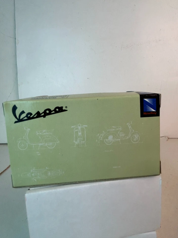 New Ray 1:32 Scale 1960 Vespa 125 Scooter - Image 3 of 4