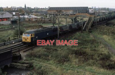 FOTO KLASSE 56 NR 56071 AUF BESCOT YARD BRINGT EINEN BELADENEN KARUSSELLZUG REIN