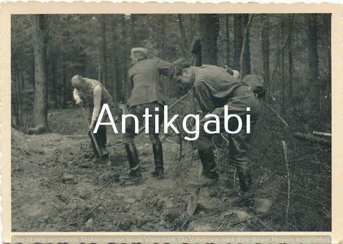 Photo WW2 Soldiers Grave Digging Comrades Funeral B 1.15