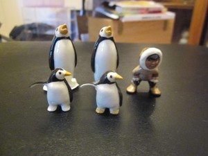 Vintage Hagen- Renaker Penguins Lot Of 4 and 1 Eskimo