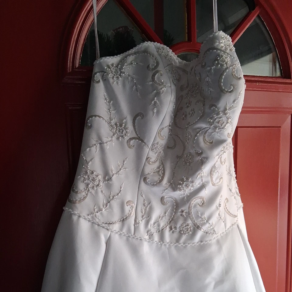 Vestido de novia princesa vintage blanco Oleg Cassini bordado con cuentas sin tirantes  Foto 4 de 4