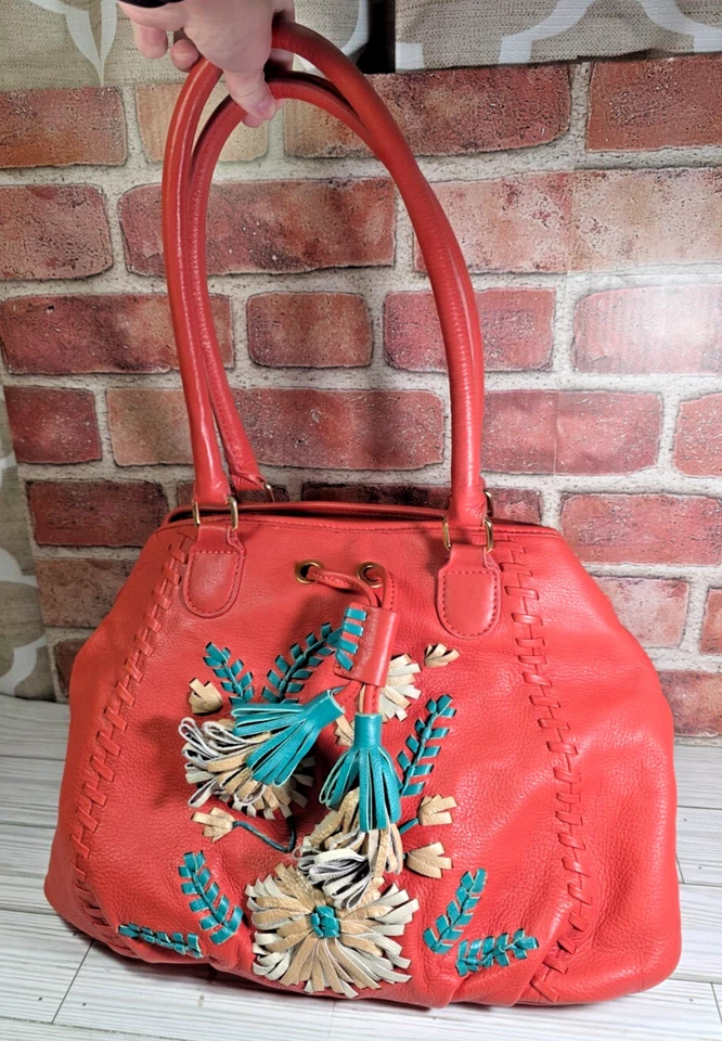 Fiore by Isabella Fiore | Bolso de Hombro de Cuero Floral Bordado Cartera Coral Foto 3 de 4