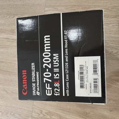 Canon EF 70-200mm f/2.8L IS II USM Telephoto Zoom Lens With Lens Case Hood