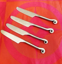 Pier 1 PII8 Lily  Coiled Handle Stainless India 4- Dinner Knives 9 1/8"