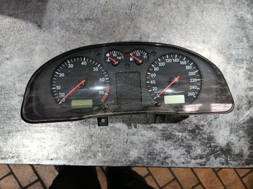 VW Passat 3B 3B5 B5 3B1919880 Tacho Tachometer Kombiinstrument Benziner km/h VDO