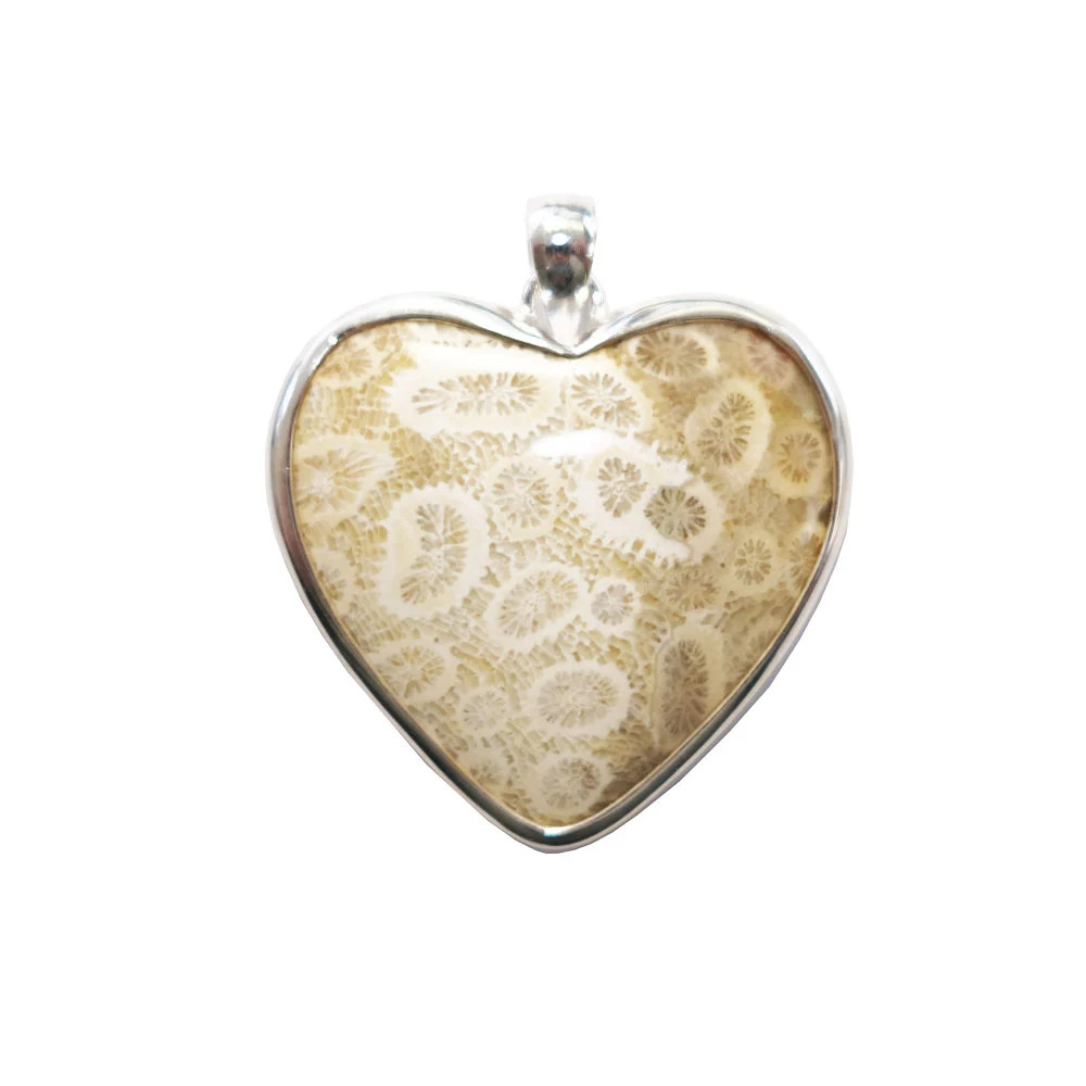 Pendentif corail pétrifié petit coeur taillé main de qualité supérieure