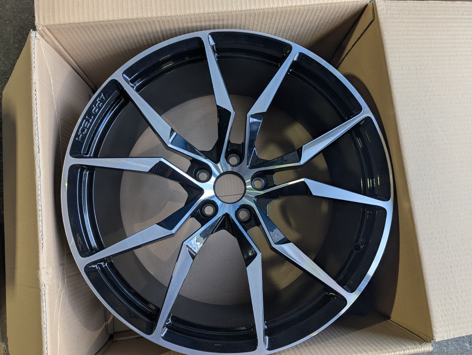Lamborghini Aventador Front Wheel Factory OEM Apech Rim 470601017AR 9.0Jx20
