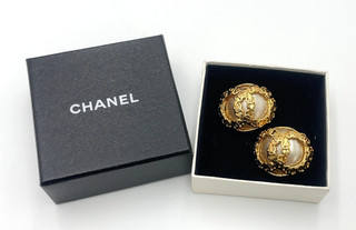 Auth Chanel Coco Pearl Earrings Engraved 94P W/Box BA020452