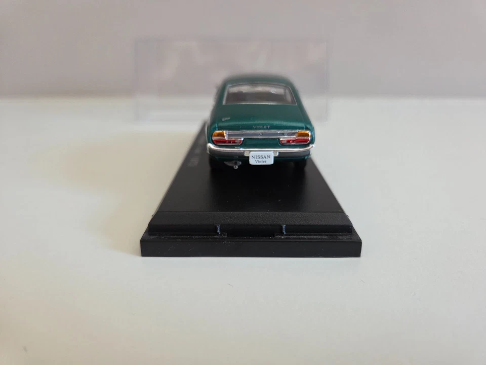 Hachette Norev 1/43 Nissan Violeta - Verde Metálico - 1973 - Imagen 4 de 4