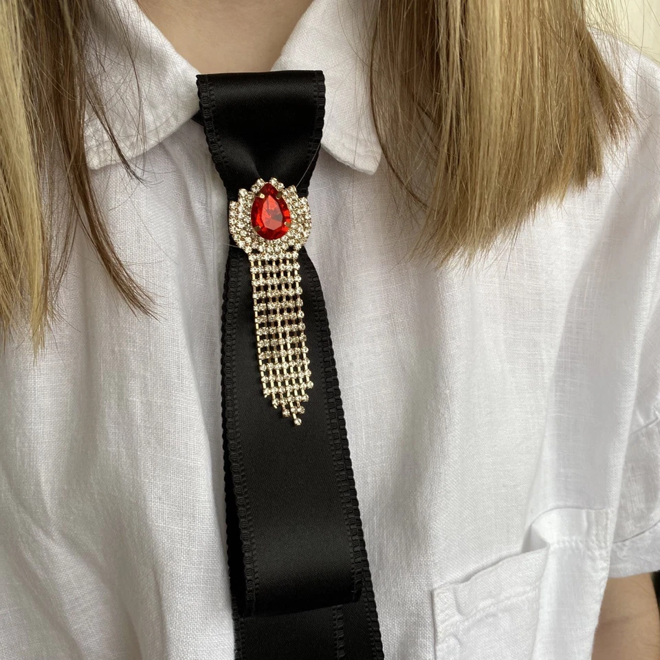 Elegante corbata delgada de satén negra hecha a mano con adornos de diamantes de imitación brillantes Foto 2 de 4