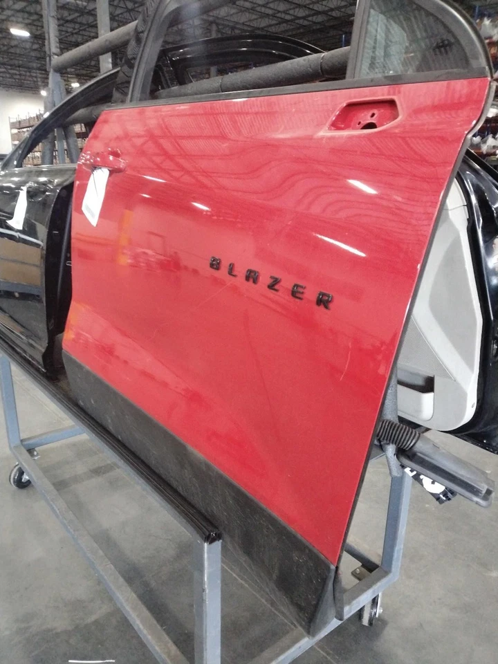 Conjunto de puerta delantera derecha usado se adapta a: Chevrolet Blazer 2021 delantero derecho gris Foto 2 de 4