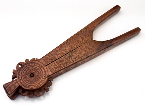 Vintage Chip Carved Scandinavian Wooden Nut Crackers, Treen Christmas Folk Art - Picture 5 of 9