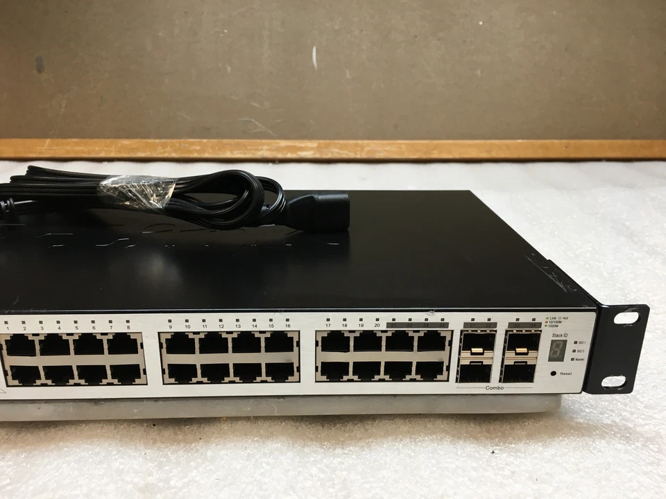 D-Link DGS-3100-24 BGS310024A Managed Network Switch with Rack Ears & PWR Cable - Image 3 of 4