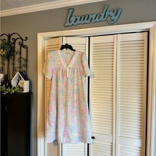 Vintage Miss Elaine Gown/housecoat SZ MED