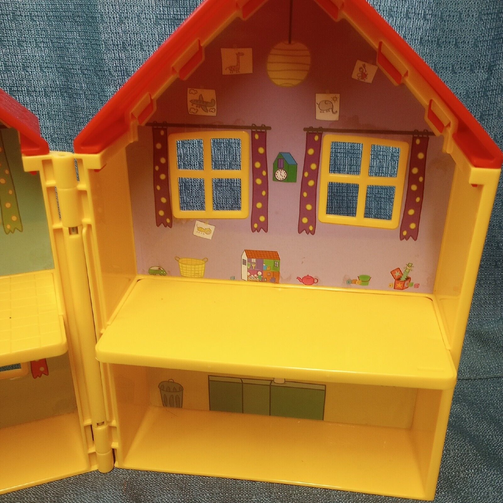 Peppa Pig's Deluxe Fold-n-Carry Deluxe Yellow House Mattel 2013 House only