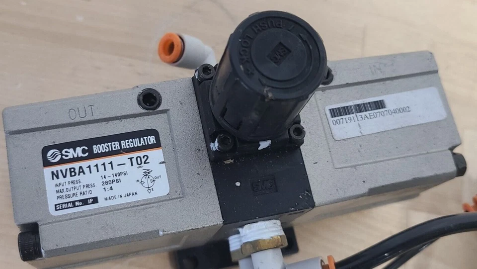 Regulador de refuerzo SMC NVBA1111-T02 con regulador tipo modular SMC Foto 2 de 4