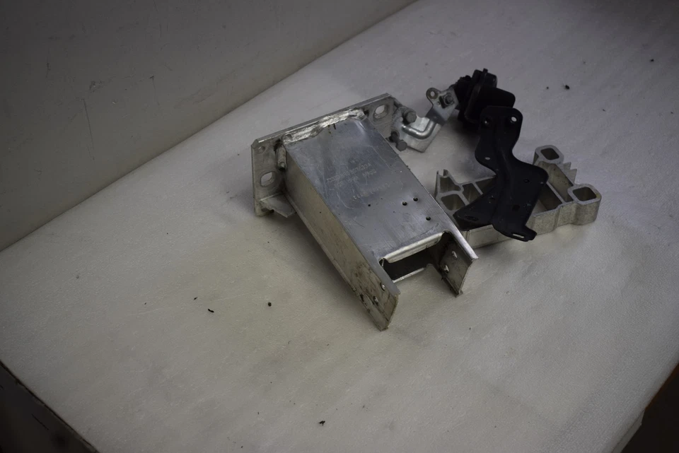 PARAGOLPES DELANTERO IZQUIERDO PORSCHE MACAN 2015-2016 REJILLA SOPORTE PARACHOQUES 8R0807133A Foto 2 de 4