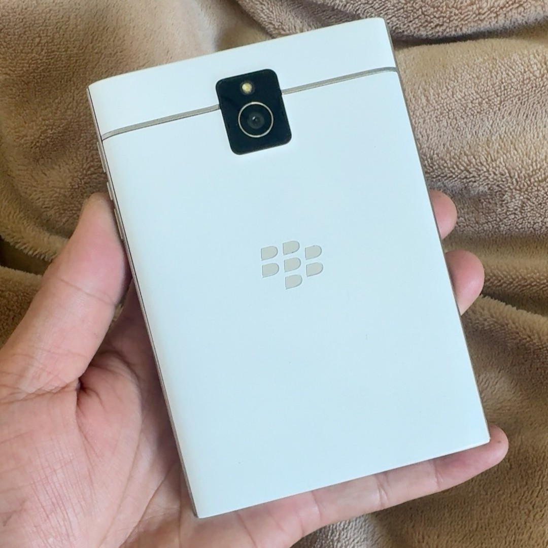Unlocked BlackBerry Passport Q30 32GB+3GB RAM BB10 4G LTE GSM QWERTY Touchscreen