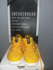 Zapatillas de baloncesto Kyrie Irving amarillas y plateadas