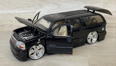 JADA TOYS DUB GMC DENALI 02 Yukon LOW RIDER BLACK W Spinner Wheels