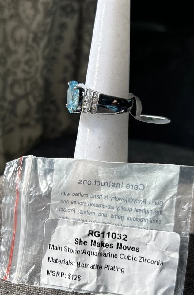 Anillo Bomb Party Talla 8 RG11032 'She Makes Moves' Aguamarina Circonita cúbica en Banda Hematita Foto 2 de 2