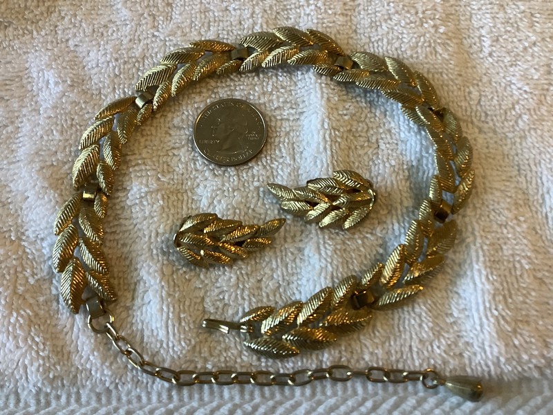 VTG 1970’s Set 11” Long Necklace & 1.5” Matching Gold Tone Earrings Ribbed Leaf