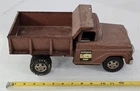 J-855 VINTAGE 1950'S PRESSED STEEL TONKA HYDRAULIC DUMP TRUCK
