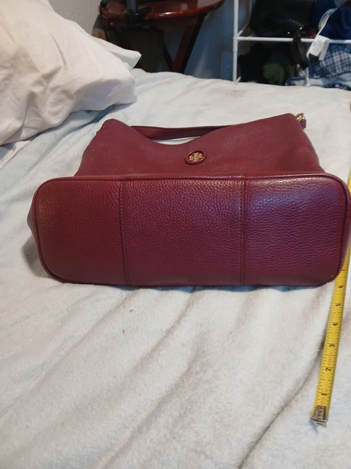 Сумка хобо Tori Burch. Бордовый наплечная сумка. 13 дюймов в высоту. Галечная кожа - Изображение 3 из 4