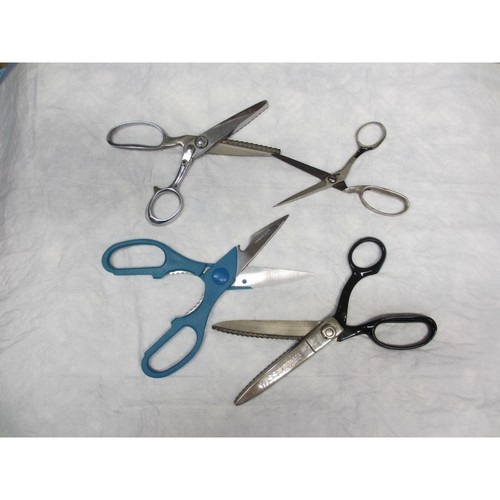 LOT OF 4 SCISSORS, 1 WISS PINKING SHEERS, BLUE UTILITY, MEDIUM SIZE PINKING SHEE - Picture 3 of 3