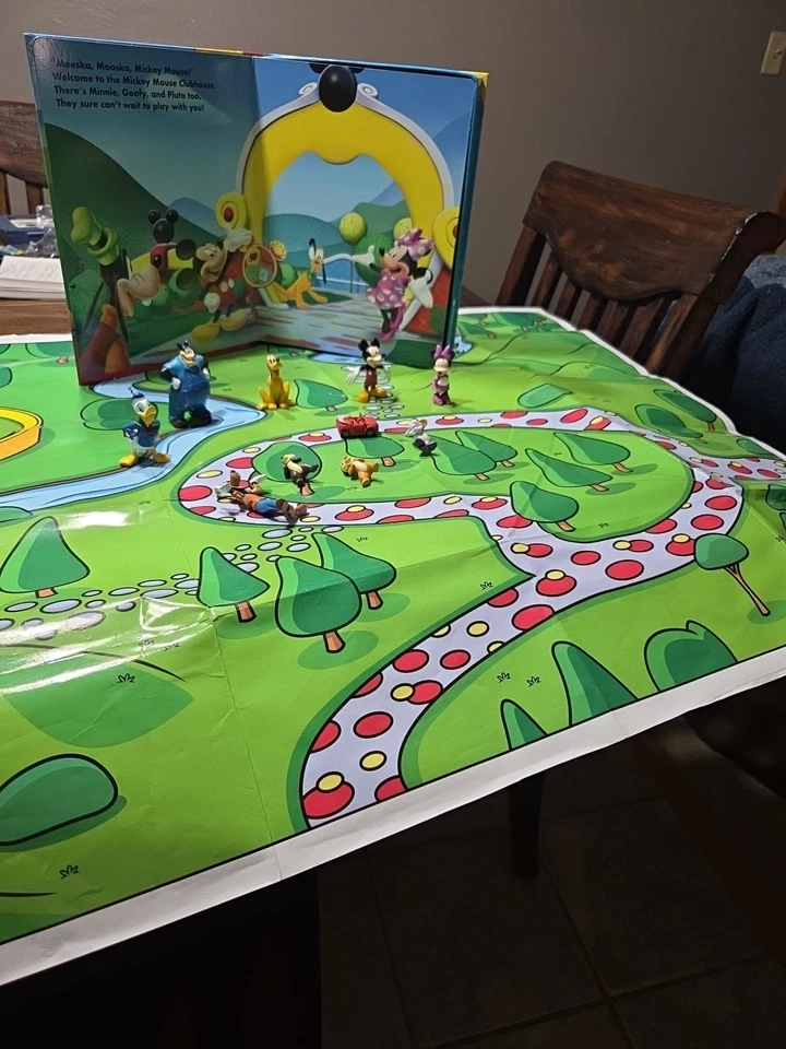 Набор книг Disney Jr Mickey Busy /10 фигурок и игровой коврик - Изображение 4 из 4