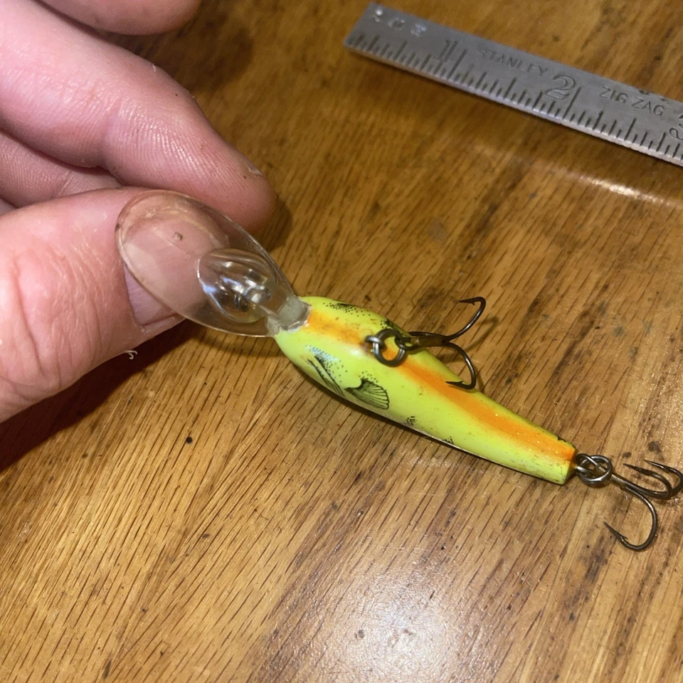 REEF RUNNER Fishing Lure 2.25” Length 1/4 Oz Weight Yellow Perch Glitter Used - Image 4 of 4