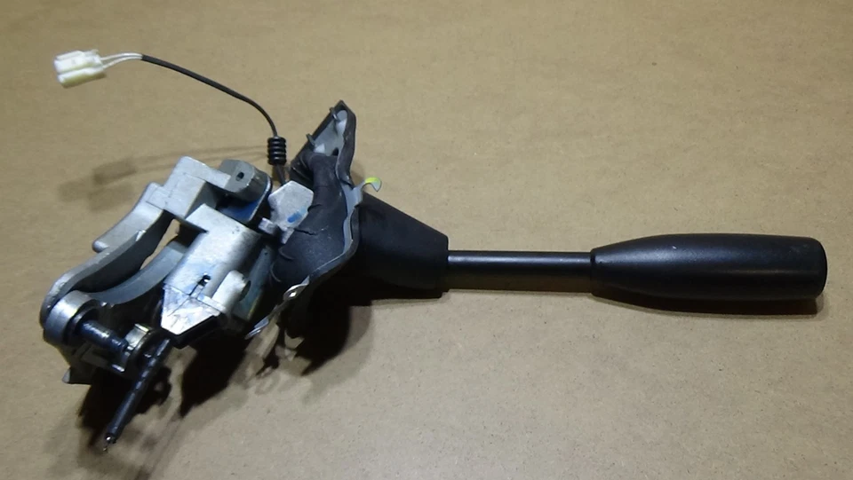 2001-2006 Toyota Tundra Sequoia Gear Shifter Lever Assembly - Image 3 of 4