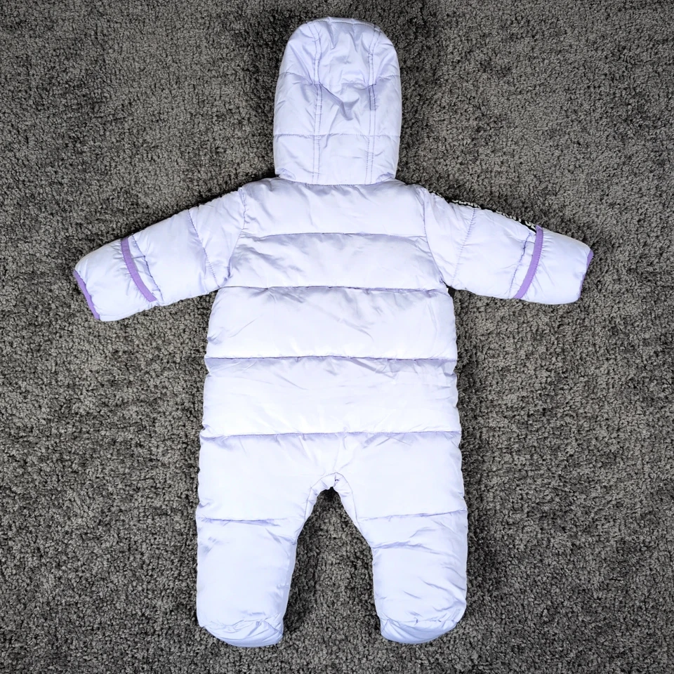 Macacão de neve DKNY jeans acolchoado infantil 6/9M lavanda roxo forrado de lã novo com etiquetas - Imagem 3 de 4