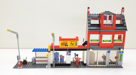 LEGO 7641 - City Corner - Complete Buildings / Bus w/ 1 Figure - Box - 2009