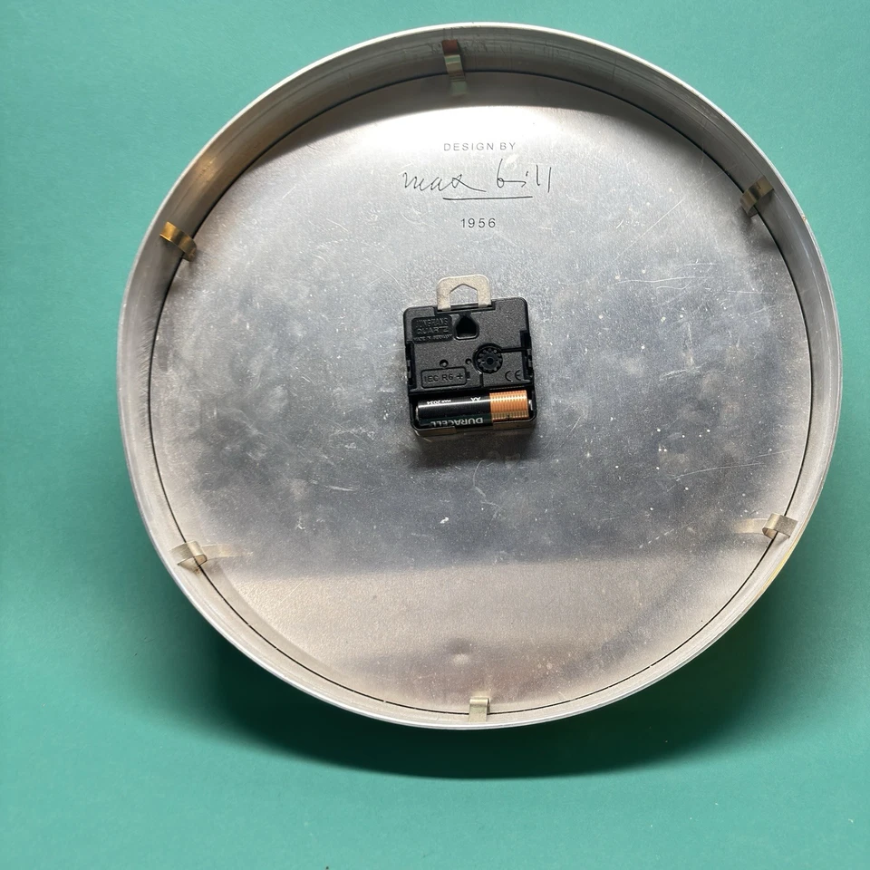 Relógio de parede JUNGHANS 367 diâmetro máximo nota 10” quartzo alguns arranhões na borda - Imagem 4 de 4