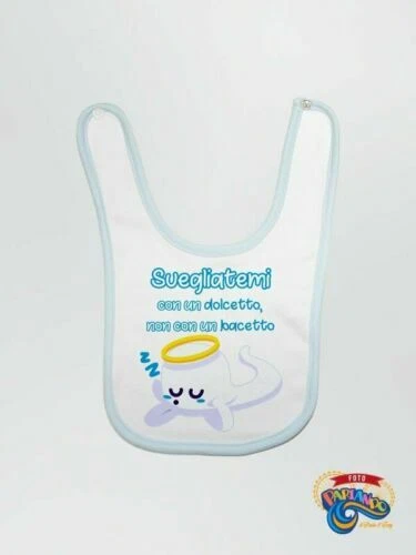 Bavaglini e bavette bianchi per la cura del bebè