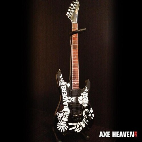Джефф Ханнеман - Jeff Hanneman Slayer ESP Custom Raiders Mini Guitar Replica Coll 7890₽