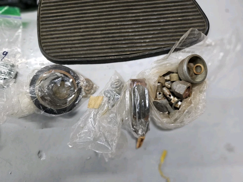 Yamaha YDS2 YM1 Lote Carburadores Cabezales Tanque Almohadillas Tapa Gas Petcock Cuernos Big Bear Foto 4 de 4