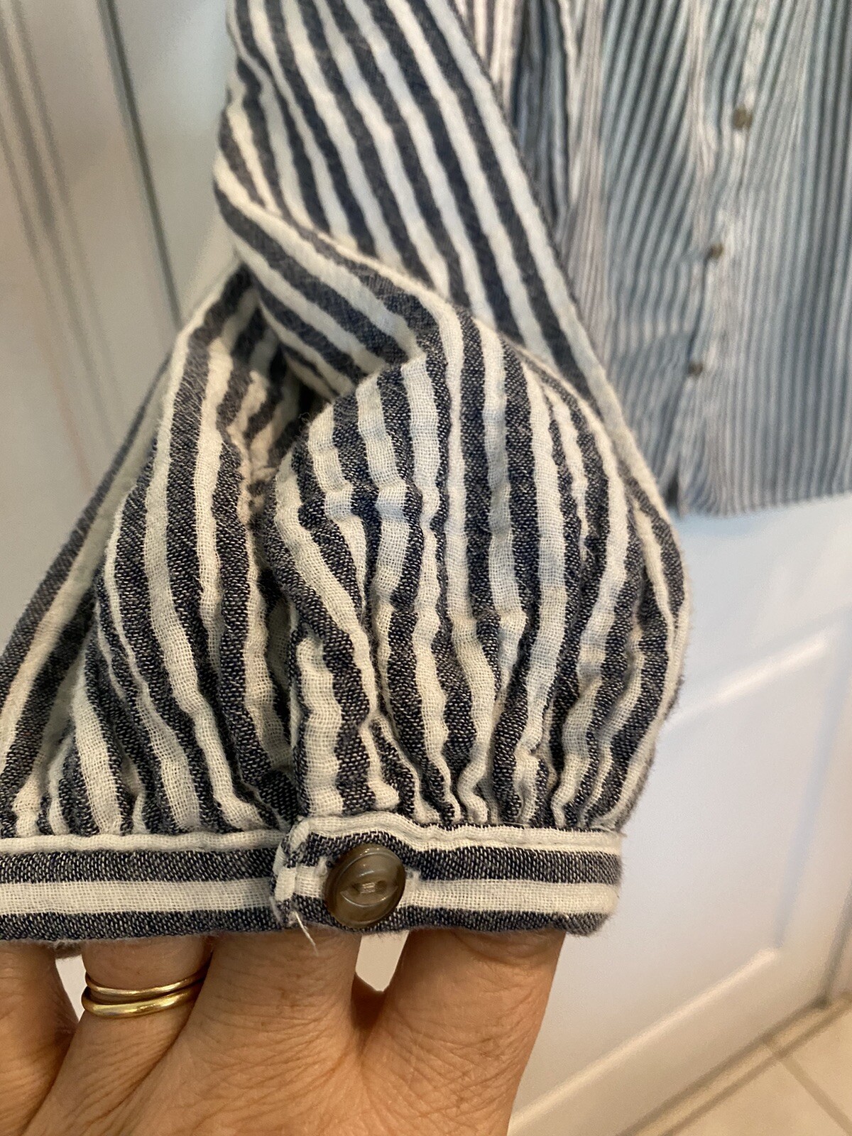 Universal Thread women’s M/L buttonfront longslee… - image 3