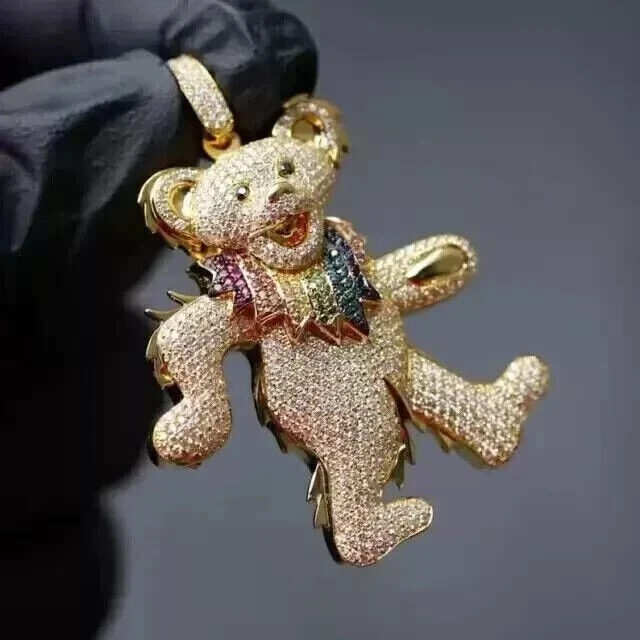 Colgante con dije de oso de peluche de diamantes creado en laboratorio redondo de 2,50 quilates acabado en oro amarillo de 14 k Foto 3 de 4