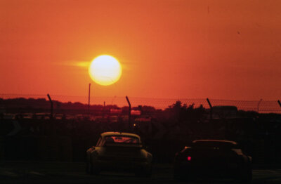 Photo Vintage - Voitures Au Coucher Du Soleil - Le Mans 1994 - Course Auto