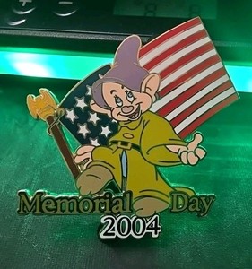 DISNEY AUCTIONS DOPEY MEMORIAL DAY 2004 PIN 30534 LE 1000