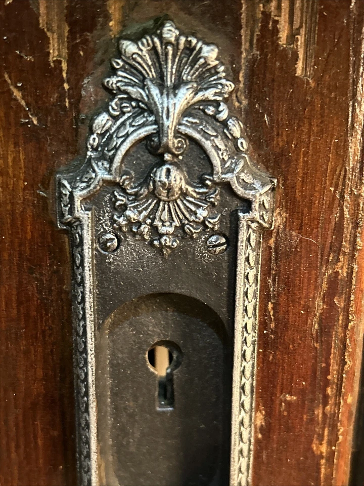 ANTIQUE VICTORIAN ORNATE KEY DOOR PLATE - LOCKING MECHANISM FUNCTIONAL NO KEY - Image 3 of 4