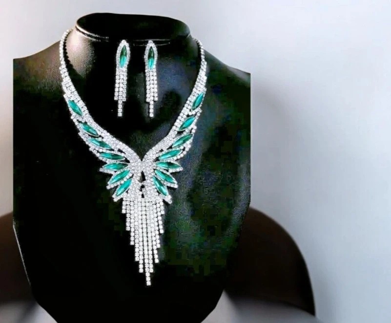 Collier papillon en cristaux verts avec son écrin élégant, le cadeau d'anniversaire idéal