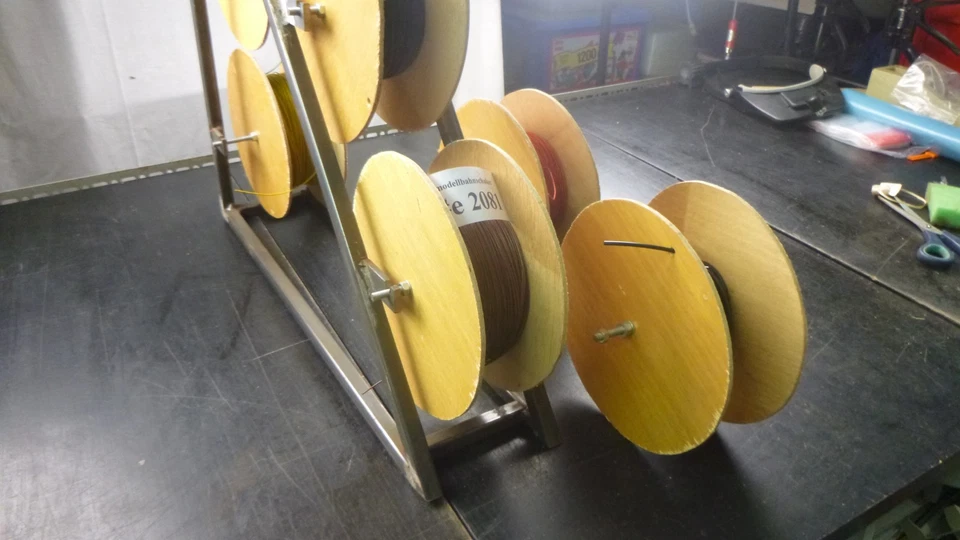 Bastidor dispensador de cable soldado con aproximadamente 8 kilos de cable de cable en bobinas #e2081 - Imagen 2 de 4